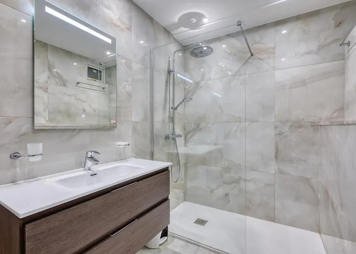 Offshore In St Julians Centre San Ġiljan